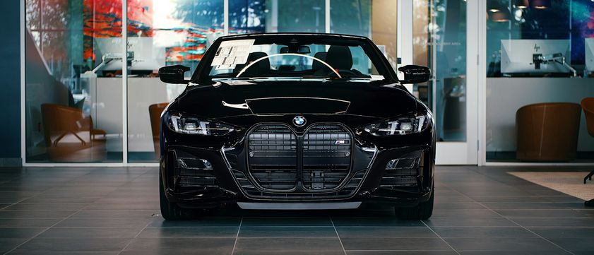 Frontansicht eines dunklen BMW in einer hellen Fahrzeughalle