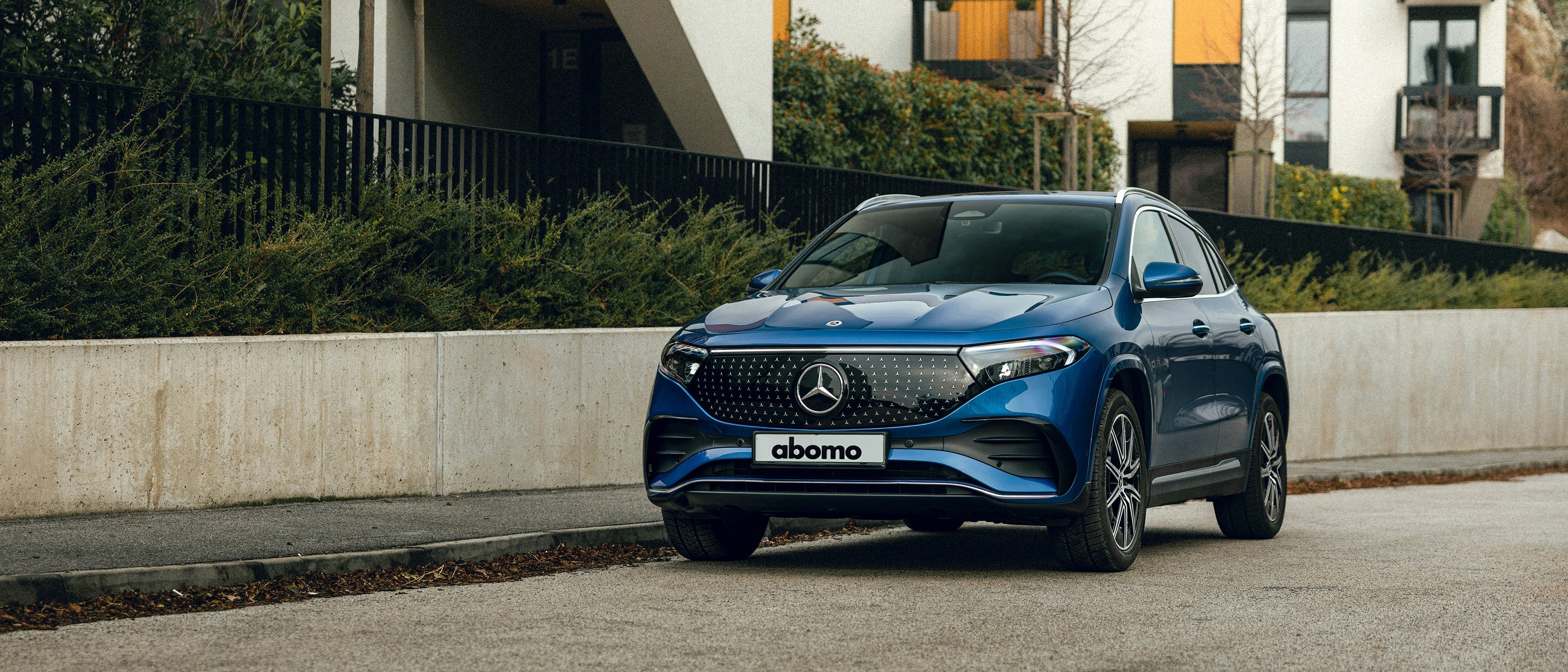 Blaues Mercedes-Benz SUV am Rand einer Straße