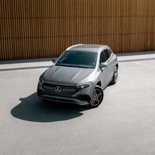 Graues Mercedes-Benz SUV auf einem hellen Platz