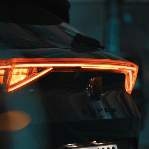 Ein Bild des Heckteils eines schwarzen SUV